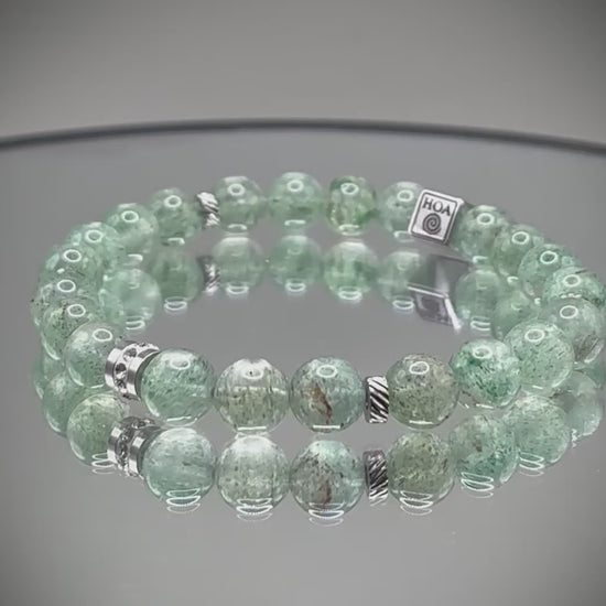 HOA гривна от зелен авантюрин клас AAA+ с естествени полирани мъниста и метални акценти, ръчно изработена с луксозен дизайн и мек зелен блясък за баланс, късмет и изобилие.