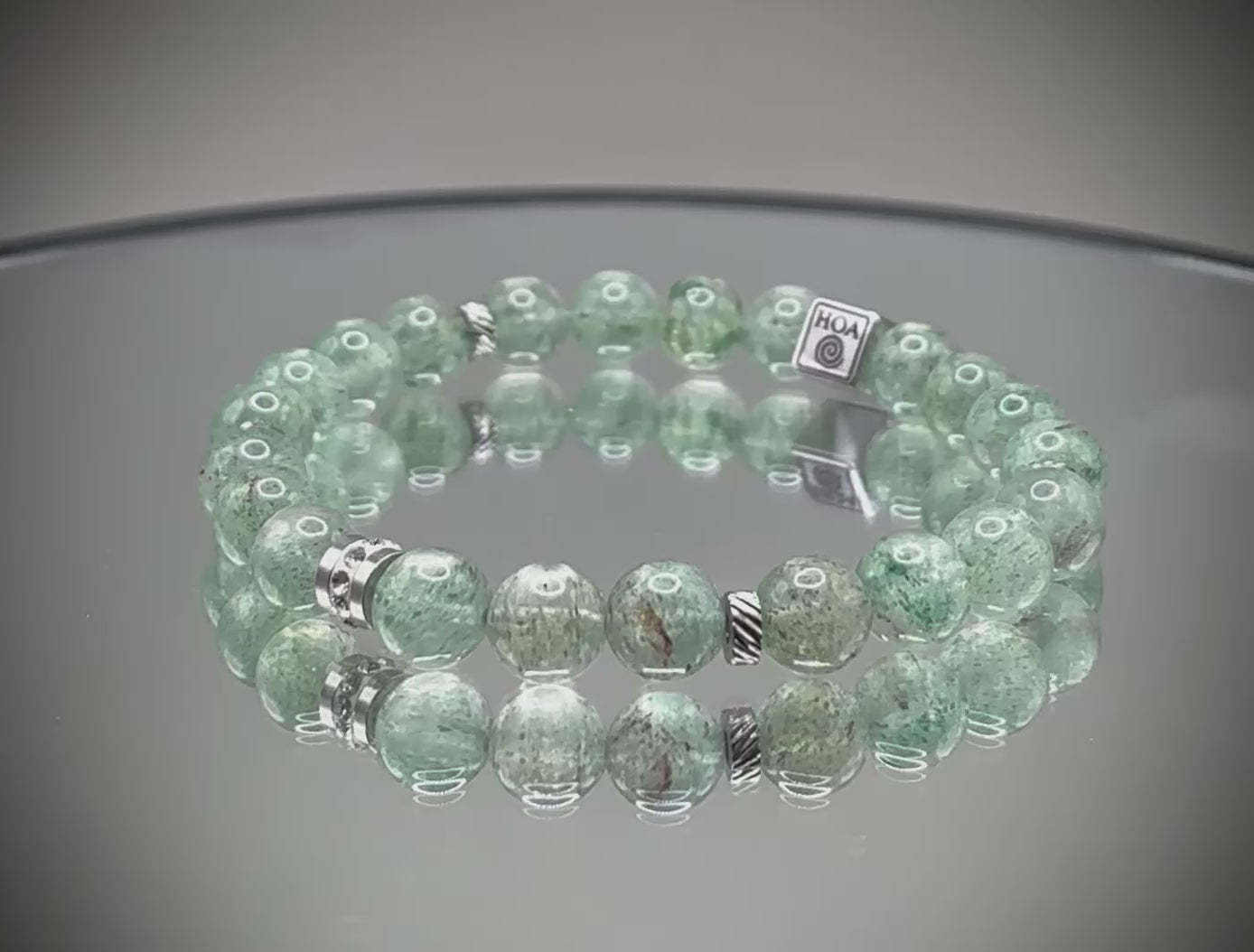 HOA гривна от зелен авантюрин клас AAA+ с естествени полирани мъниста и метални акценти, ръчно изработена с луксозен дизайн и мек зелен блясък за баланс, късмет и изобилие.